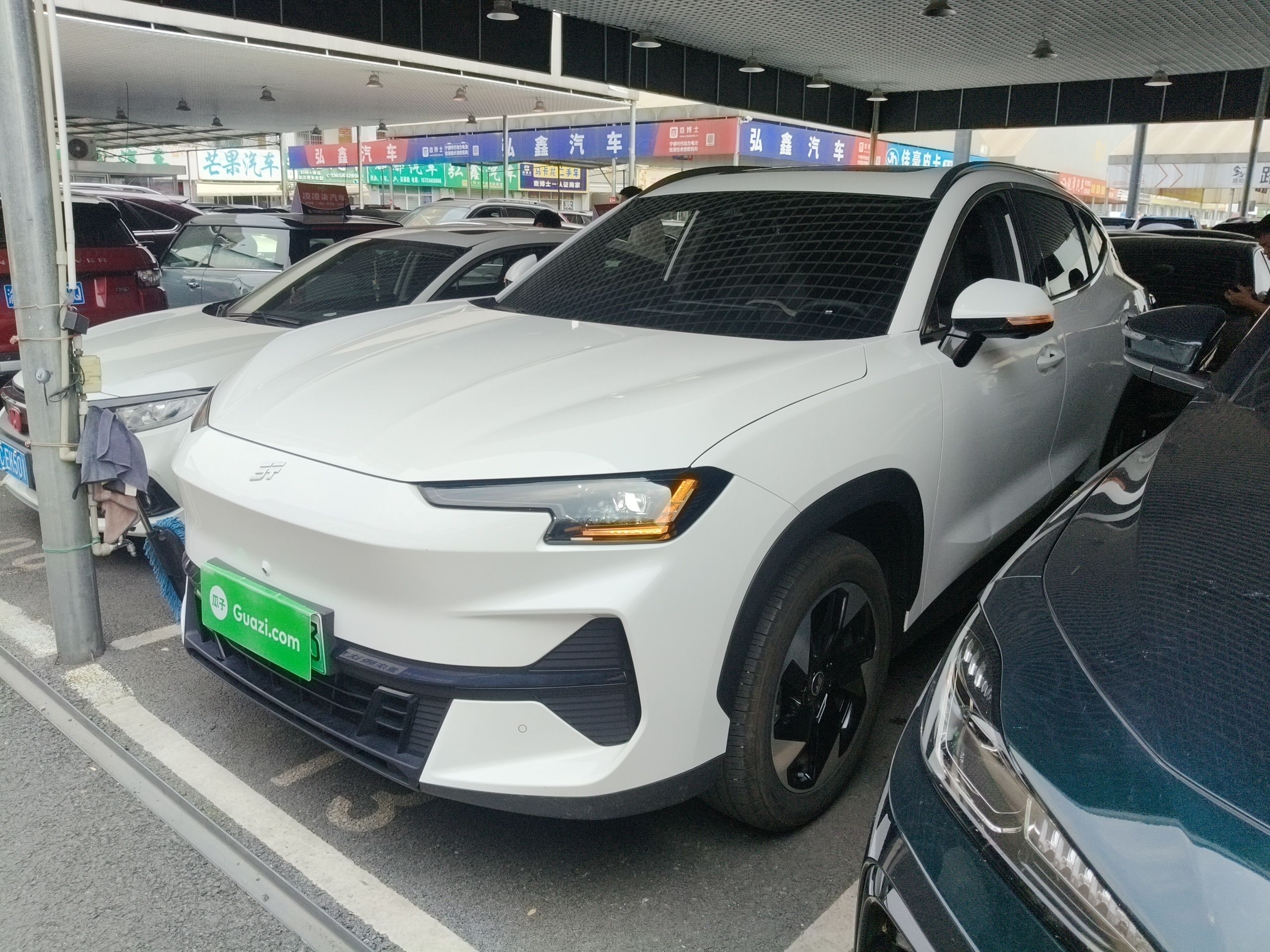 Под передней частью автомобиля