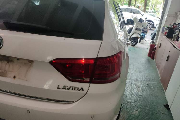 Used Volkswagen Gran Lavida 2013 1.6L Manual Comfort Model