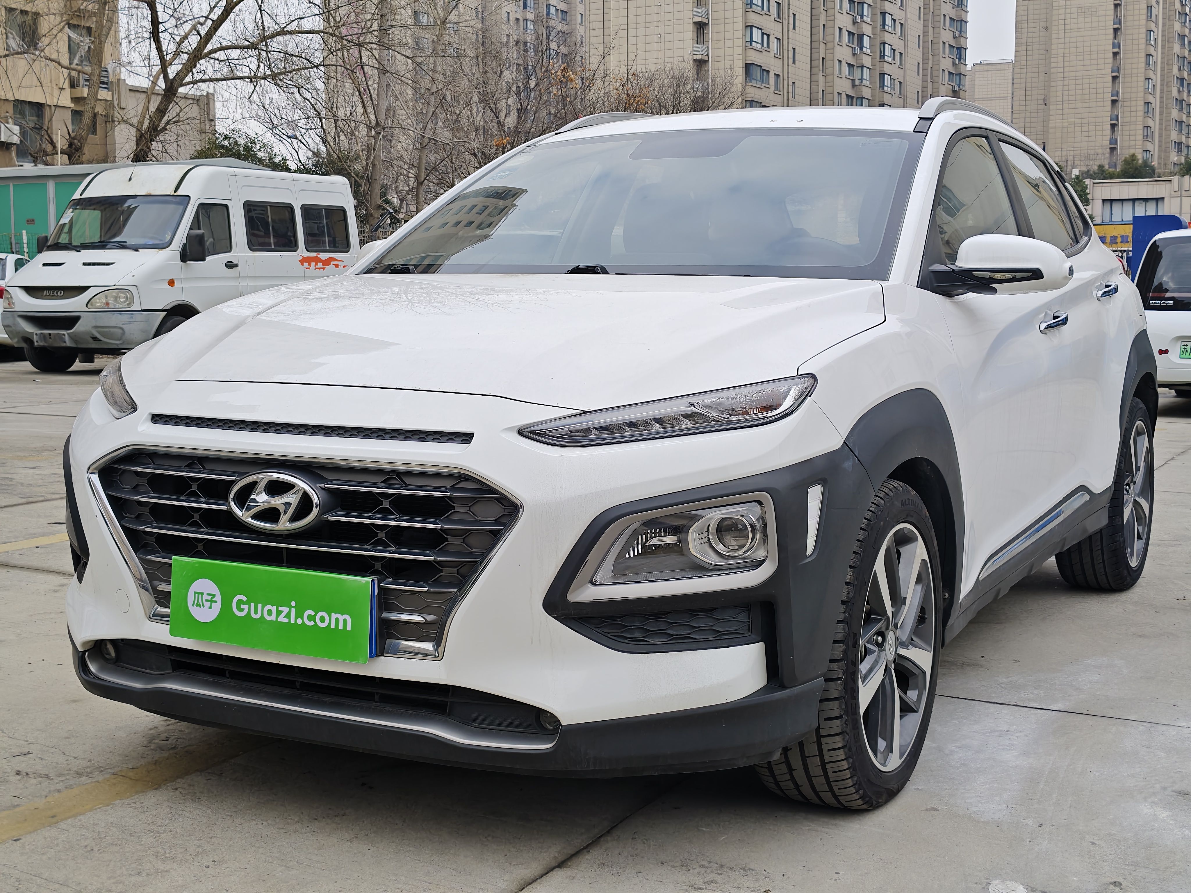 تحت مقدمة السيارة