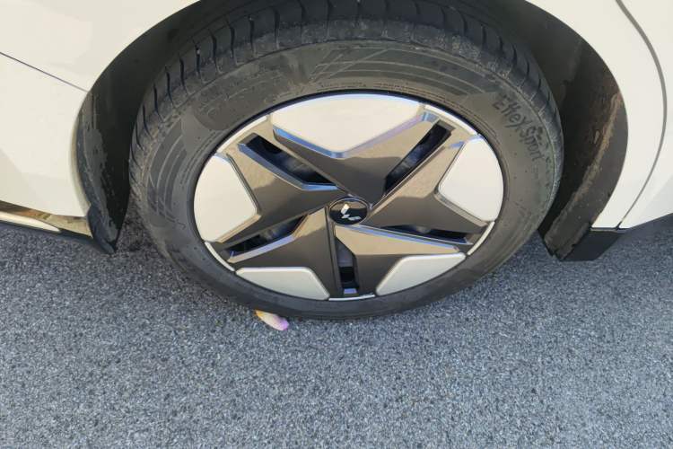 Used Wuling Xingguang 2024 Co-Creation Edition 410 Standard Model Right Rear Wheel Hub