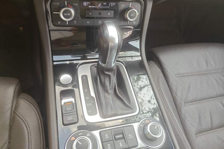 Used Volkswagen Touareg 2017 3.0 TSI Touareg Model Gear Lever