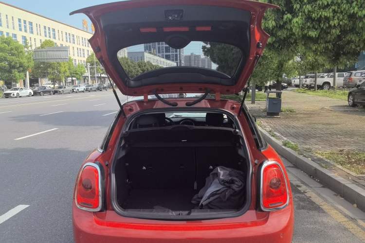 Used MINI 2016 1.5T COOPER Five-Door Edition Trunk