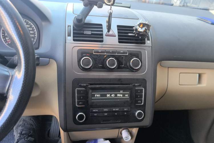 Used Volkswagen Touran 2011 1.4T DSG Zhiya Edition 5 Seats Audio And AC Panel