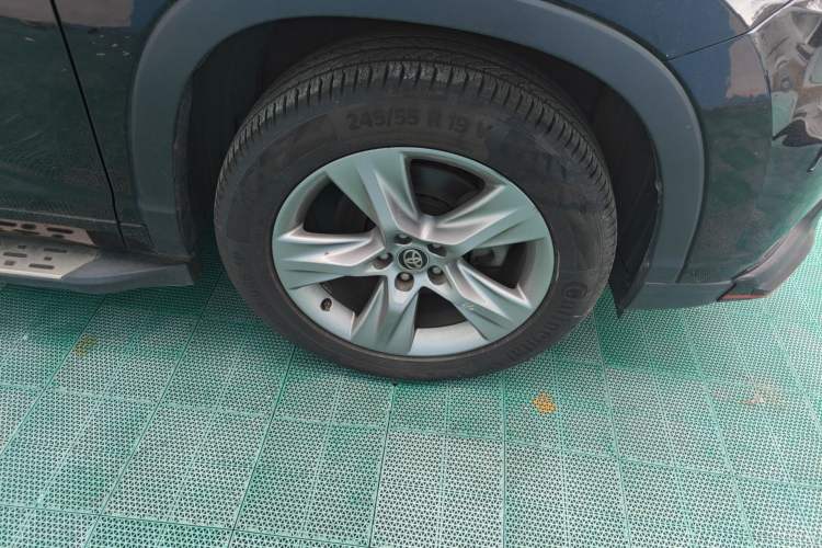 Used Toyota Highlander 2017 2.0T Four-Wheel Drive Luxury Edition 7 Seats Right Front Wheel Hub