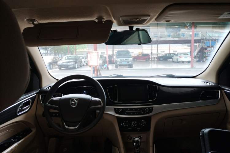 Used Baojun 730 2016 1.5L Manual Comfort Version 7 Seats China V Emission Standard Center Console