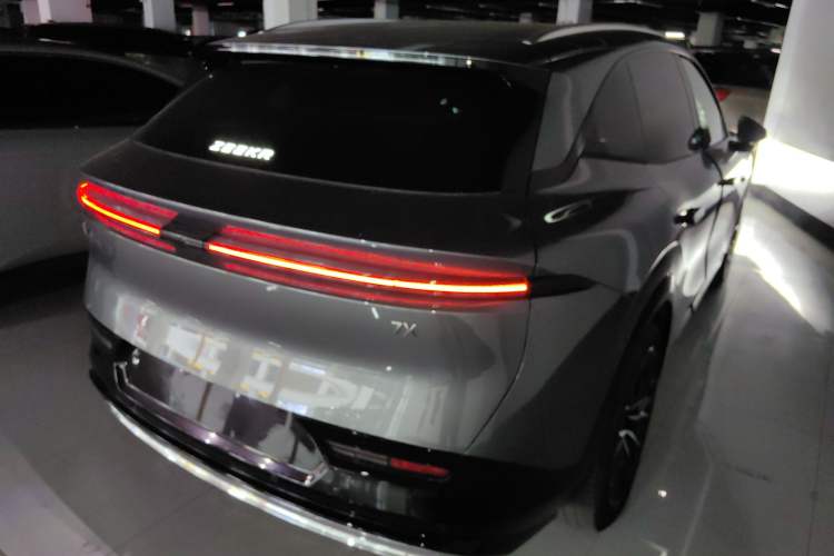 Used Zeekr 7X 2025 100 kWh Long-Range Rear-Wheel Drive with Intelligent Driving Features
