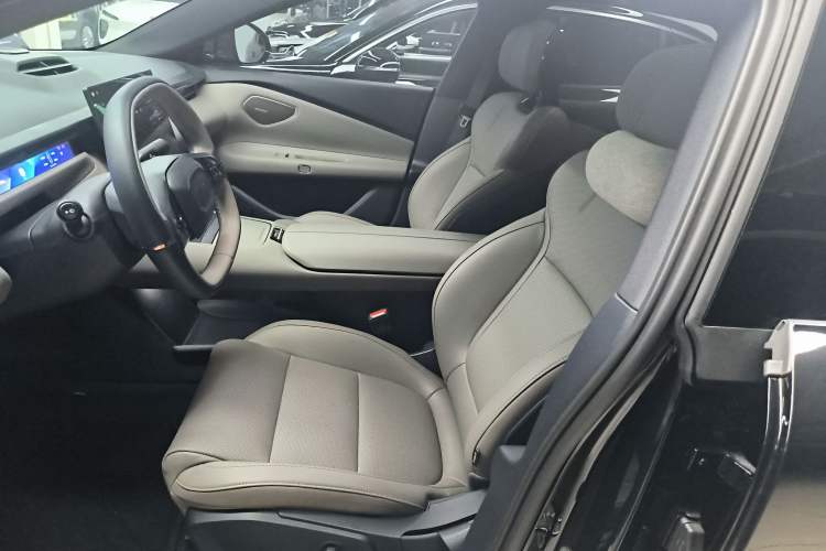 Used Lynk & Co Z10 2025 71 kWh 602 km Range Rear-Wheel Drive Pro