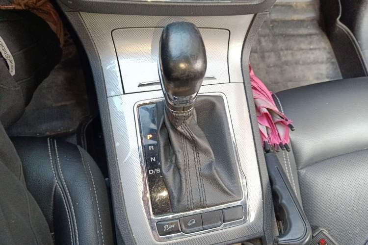 Used Roewe RX5 2016 20T Two-Wheel Drive Automatic Internet Smart Edition Gear Lever