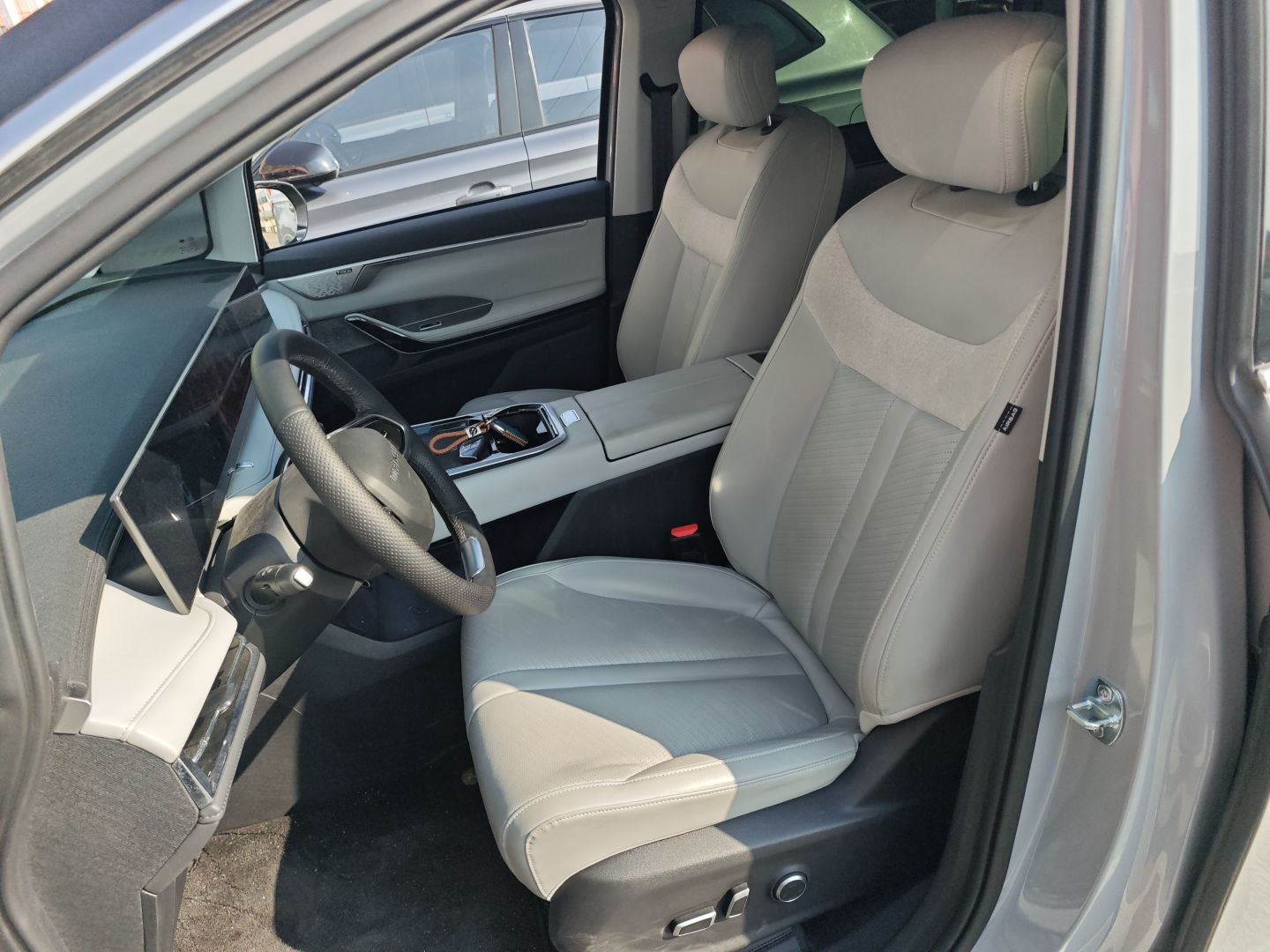 Переднее сиденье в автомобиле