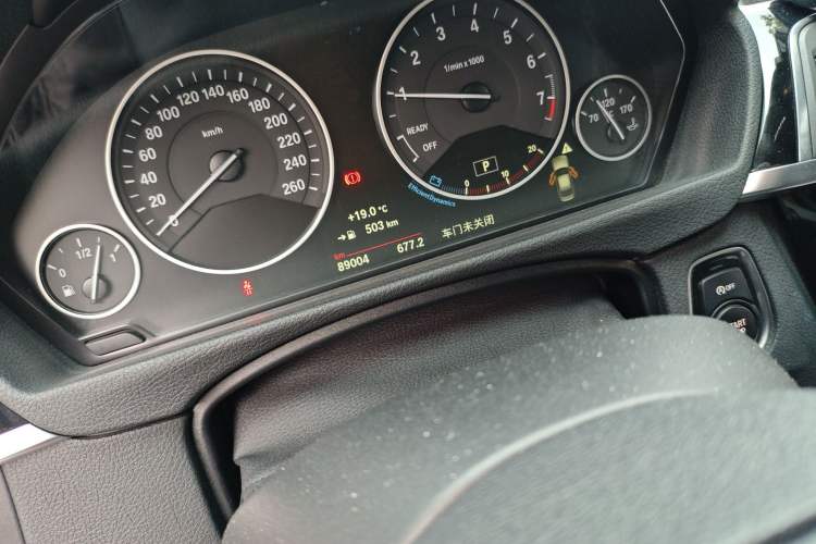 Used BMW 3 Series 2018 320Li Fashion Model Odometer Close Up