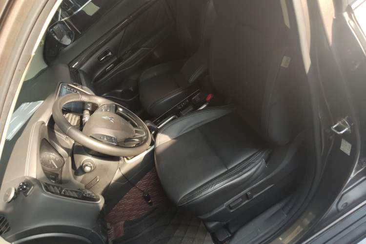 Used Mitsubishi Outlander 2019 2.0L Two-Wheel Drive Comfort Edition 7-Seater China VI Standard