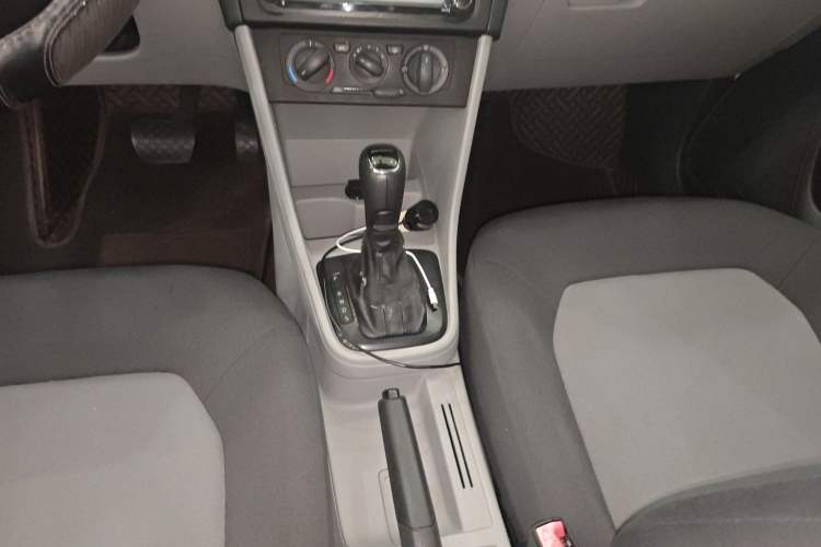 Used Skoda Rapid 2015 1.6L Automatic Enjoyment Selection Model Gear Lever