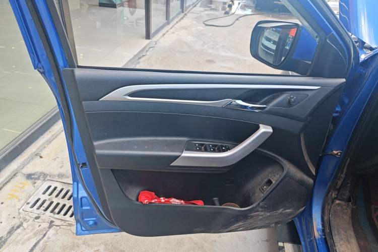 Used SAIC MAXUS T70 2021 2.0T Facelift Diesel Automatic 4x4 Advanced Version with Long Bed and High Ground Clearance
