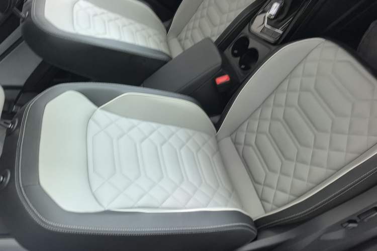 Used Volkswagen Tayron 2023 300TSI Two-Wheel-Drive Luxury Plus Advanced Edition Right Front Seat