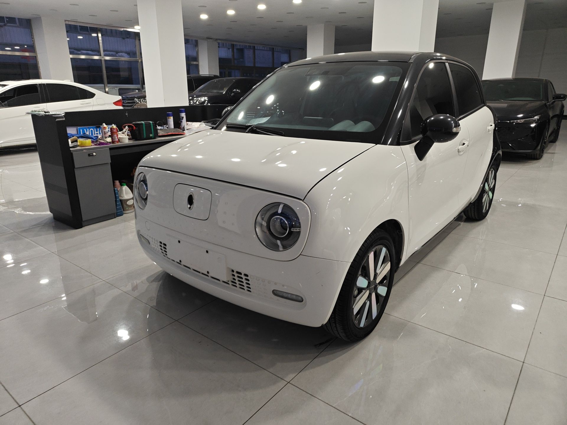 تحت مقدمة السيارة