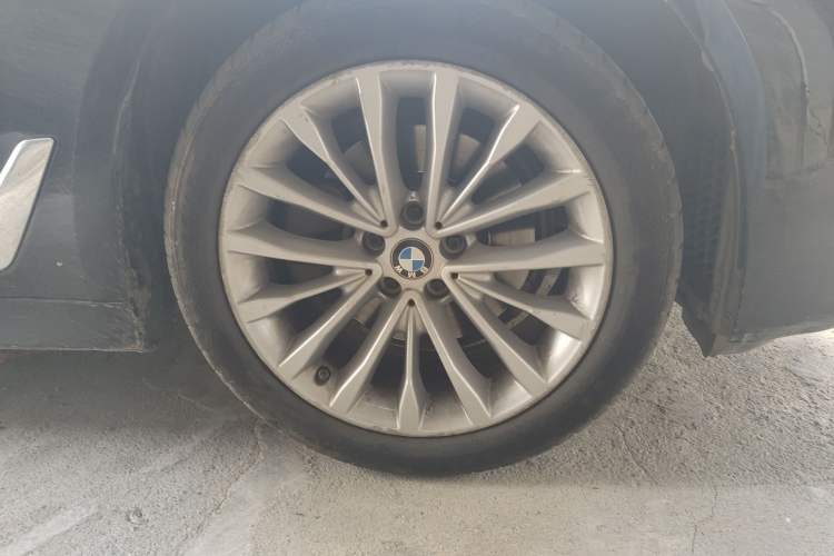 Used BMW 5 Series 2021 Updated Version 525Li Luxury Package Right Front Wheel Hub