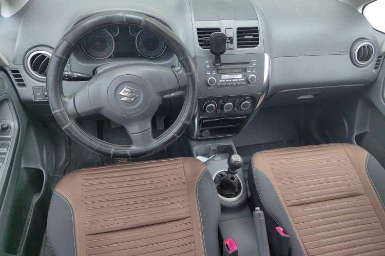 Used Suzuki SX4 2013 1.6L Manual CoolRide Model Center Console