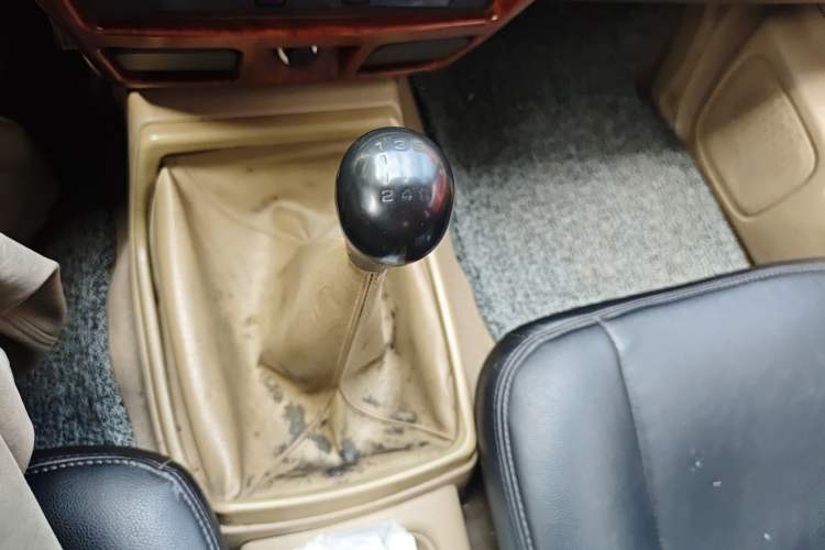 Used Nissan D22 2013 2.4L Gasoline Two-Wheel-Drive Standard Model Gear Lever