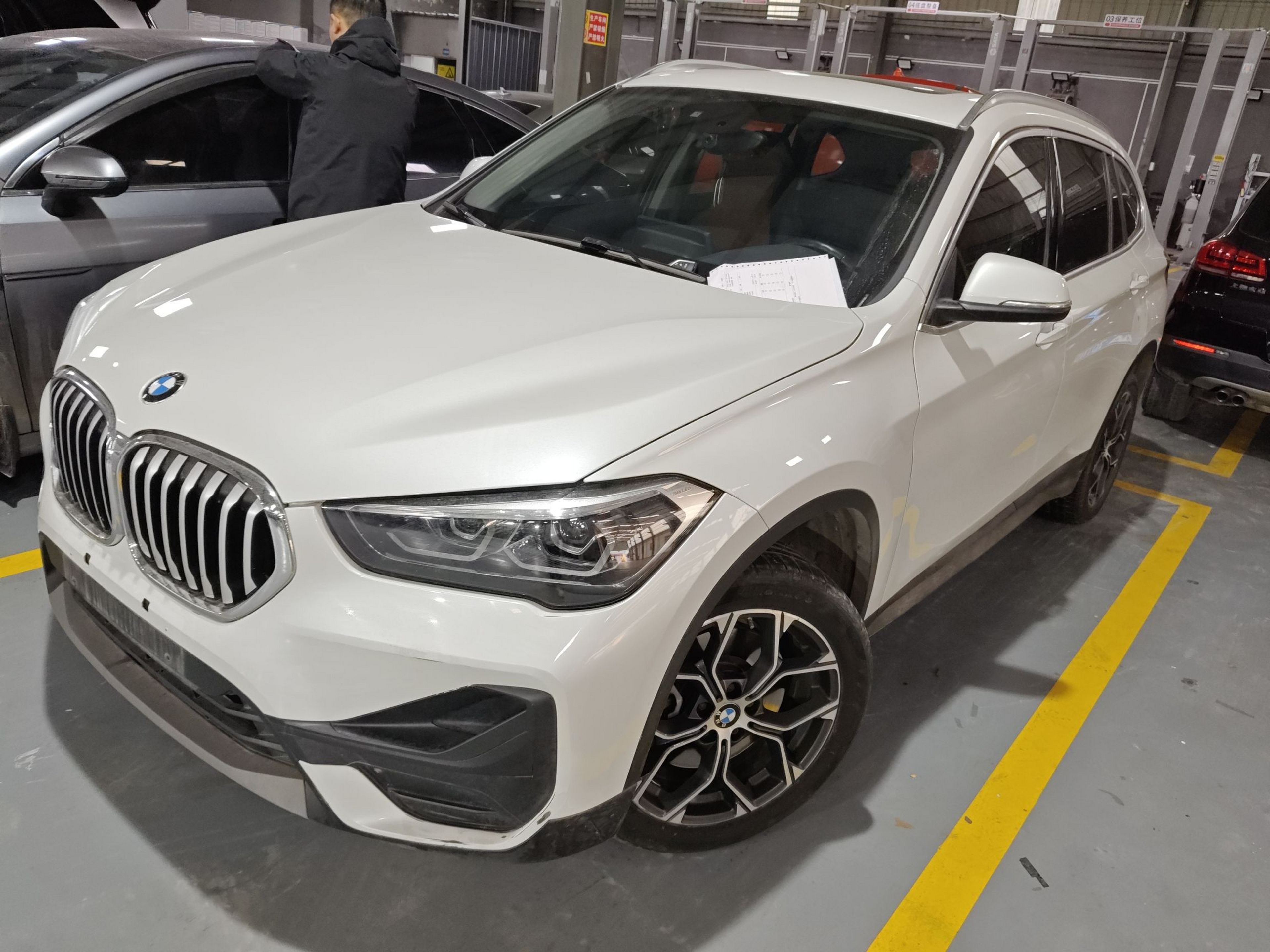 Под передней частью автомобиля