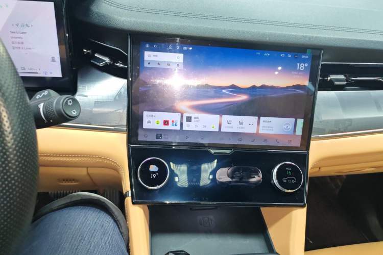 Used Lynk & Co 09 EM-P 2023 2.0TD EM-P Long-Range Version PM 7-Seater Audio And AC Panel