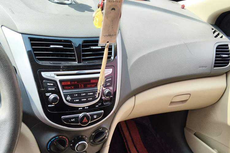 Used Hyundai Verna (older generation) 2011 Hatchback 1.4L Automatic Luxury GLS Model Audio And AC Panel