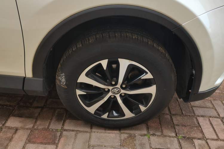 Used Toyota RAV4 2016 2.0L CVT Two-Wheel Drive Fashion Edition China V Standard Right Front Wheel Hub