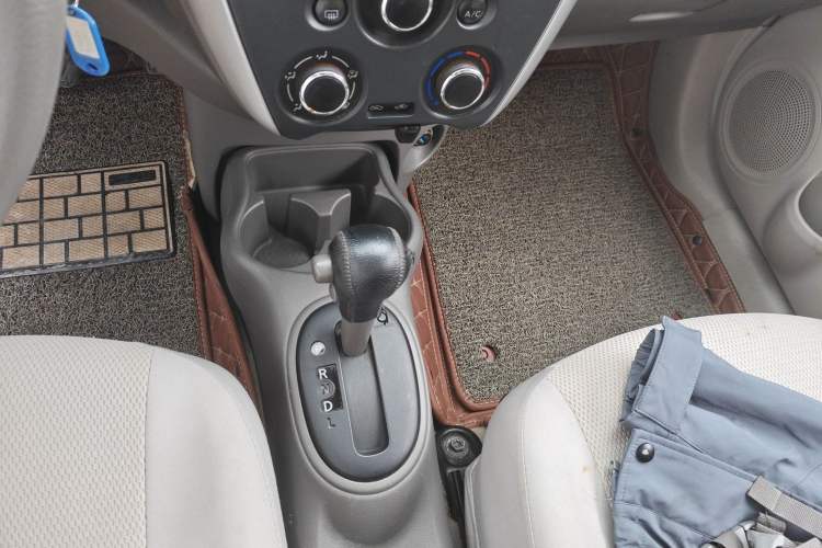 Used Nissan Sunny 2015 1.5XE CVT Comfort Edition Gear Lever