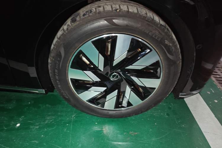 Used Volvo EM90 2025 Ultra Six-Seater Right Front Wheel Hub