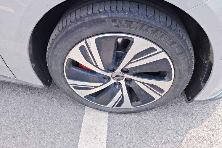 Used Nio ET5 2022 75 kWh Right Front Wheel Hub