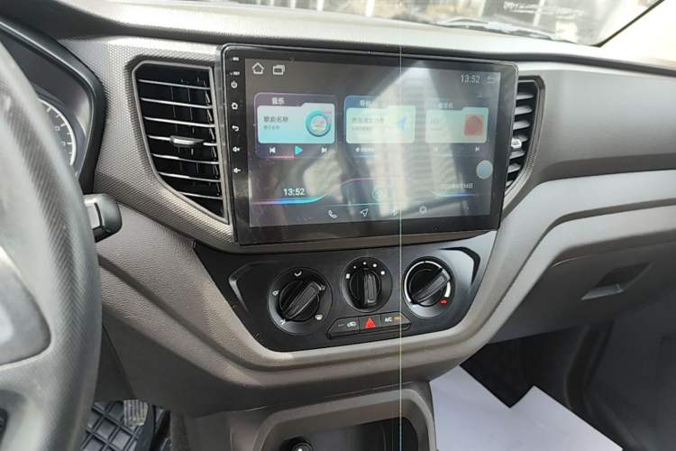 Used Wuling Hongguang V 2022 1.5L Jingqu Edition Electric-Assist LAR Audio And AC Panel