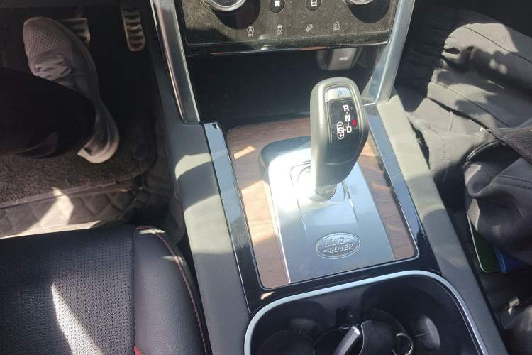 Used Land Rover Discovery Sport 2020 249 PS R-Dynamic Performance Tech Edition 5 Seats Gear Lever