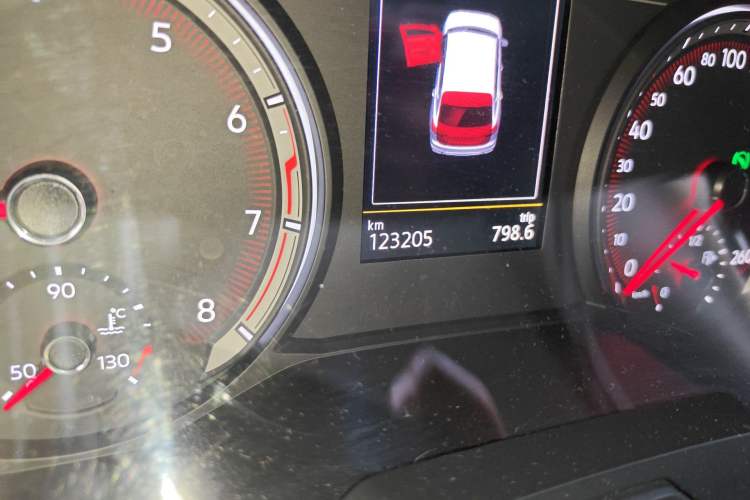 Used Volkswagen Tayron 2019 330TSI Two-Wheel-Drive Luxury Version China V Emission Standard Odometer Close Up