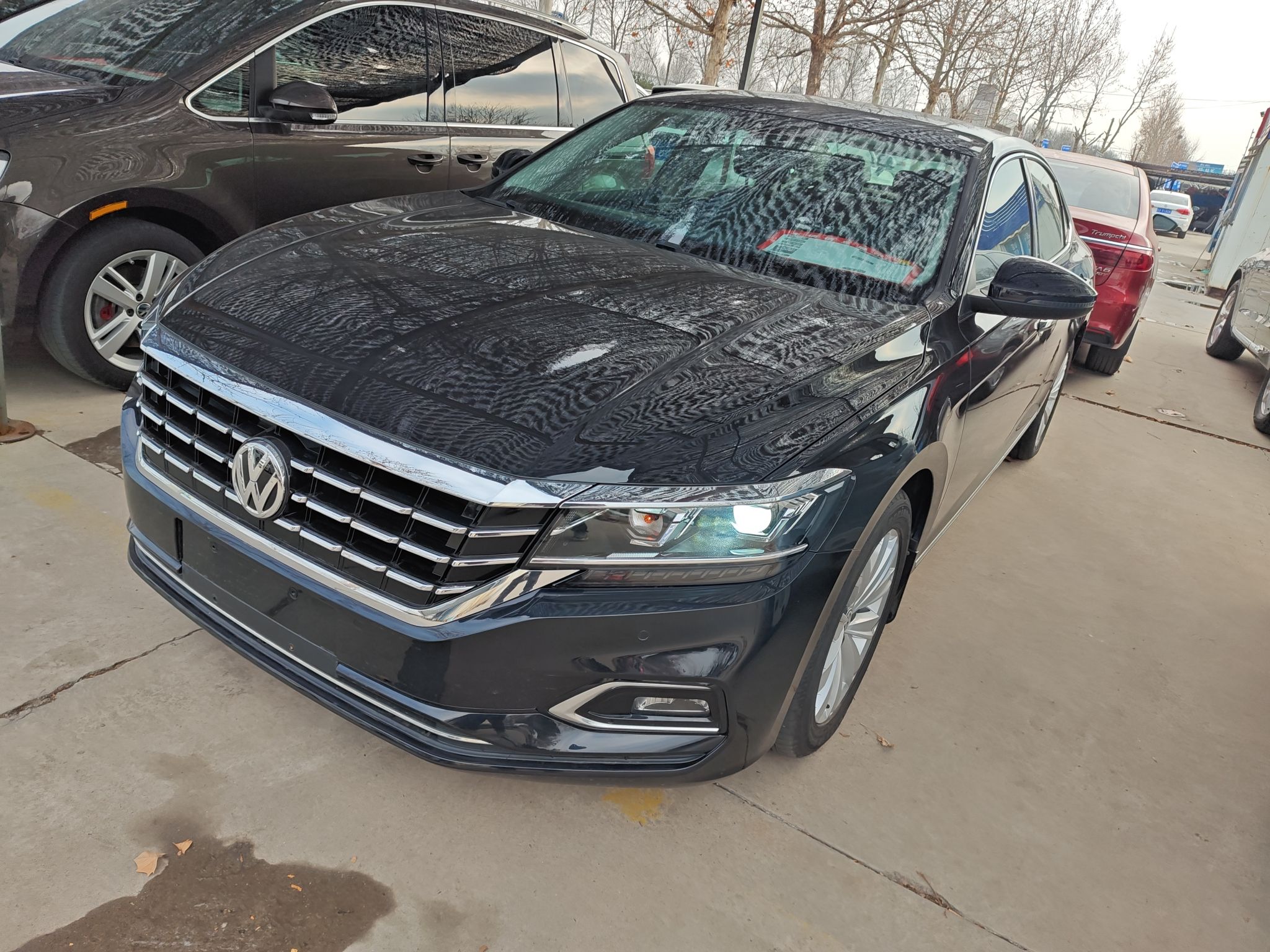 تحت مقدمة السيارة