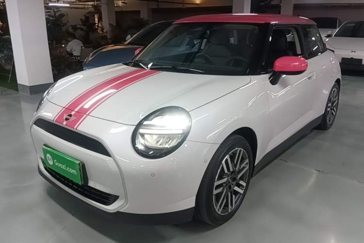 Ojetý MINI Electric COOPER 2025 Model Facelift 466km COOPER E Classic Style