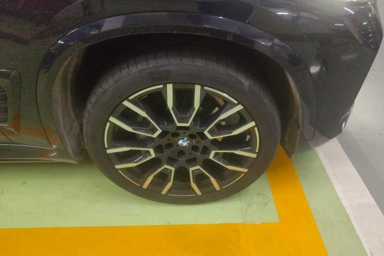 Used BMW X5 2023 xDrive 40Li M Sport Night Edition Package Right Front Wheel Hub