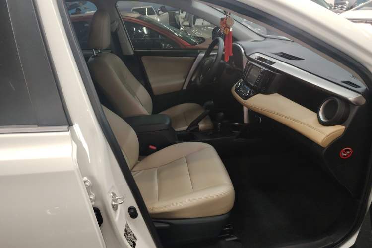 Used Toyota RAV4 2016 2.0L CVT Two-Wheel Drive Fashion Edition China V Standard Right Front Seat