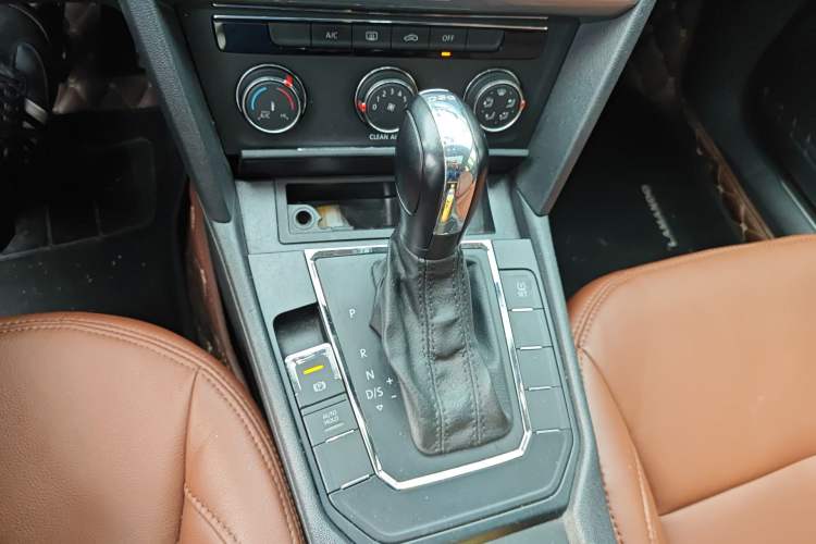 Used Volkswagen Lamando 2015 230TSI DSG Fashion Edition Gear Lever