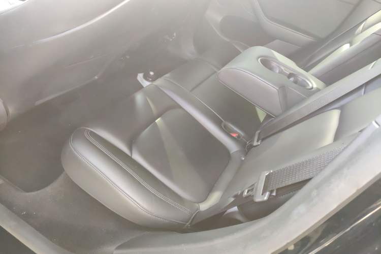 Used Tesla Model Y 2021 Standard Range Rear-Wheel Drive Version Left Rear Seat