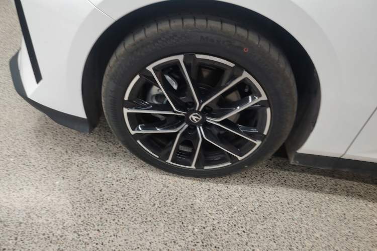 Used Changan UNI-V iDD 2024 Blue Whale Smart Electric iDD 136km ZhiKu Model
