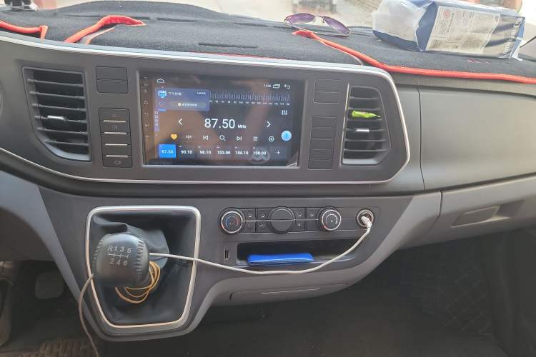 Used SAIC MAXUS Xintu V80 2023 2.0T Manual Classic Aoyuntong Long Wheelbase Mid-Height 6/7/8/9-Seater Audio And AC Panel