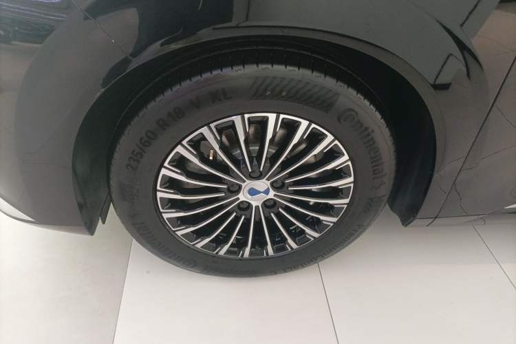 Used Denza D9 2024 DM-i 1050 Luxury Model Left Front Wheel Hub