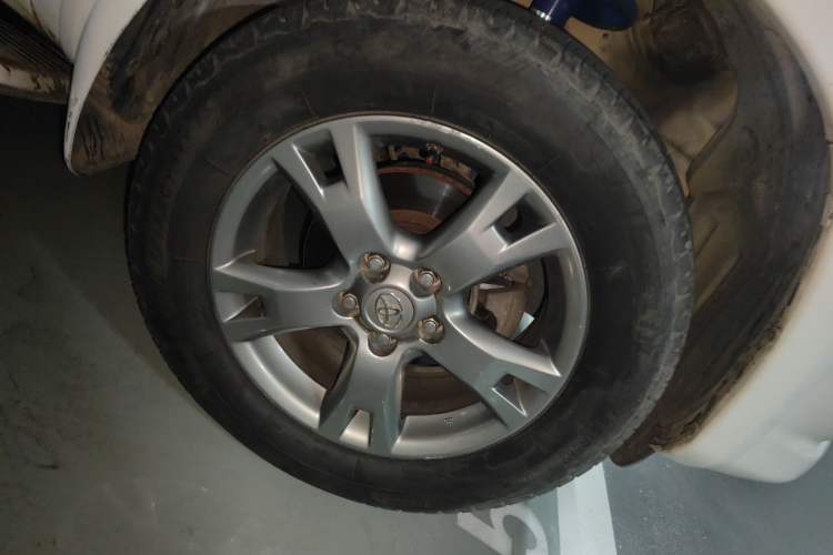 Used Toyota RAV4 2012 Luxurious 2.4L Automatic 4x4 with Stylish Features
