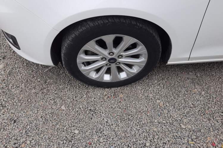 Used Ford Escort 2015 1.5L Automatic Fashion Model Left Front Wheel Hub