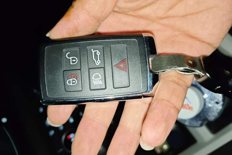 Used Land Rover Defender 2025 110 3.0T P400 X-Dynamic SE Vehicle Key