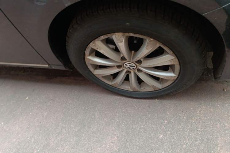 Used Volkswagen Magotan 2012 1.8TSI Comfort Model Right Front Wheel Hub