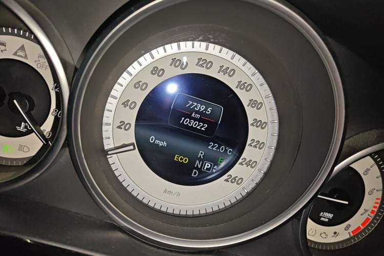 Used Mercedes-Benz E-Class 2014 E 260 L Sport Edition Odometer Close Up