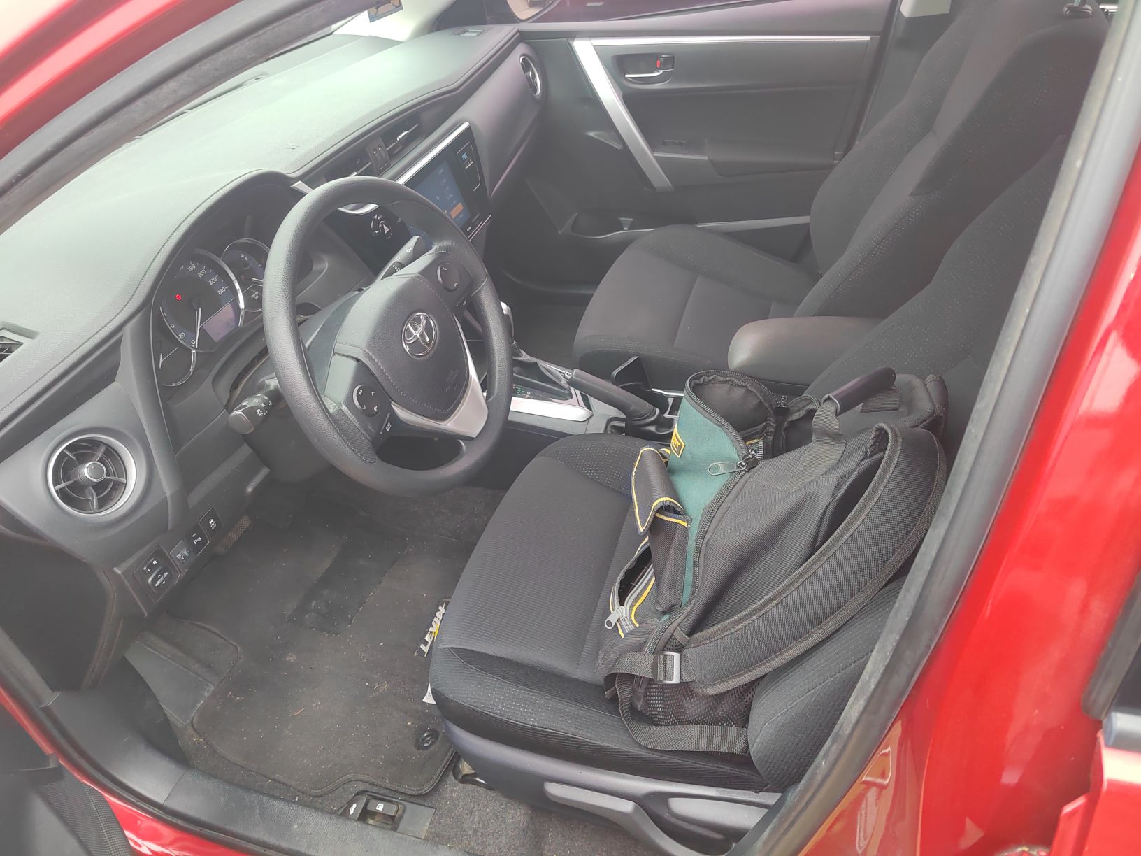 Переднее сиденье в автомобиле