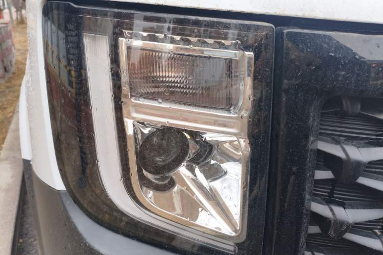 Used JMC Fushun 2025 2.0T 6MT Diesel Mid-Range Medium Roof Commercial & Transport-Focused Multi-Purpose Passenger Vehicle—5/6 Seats