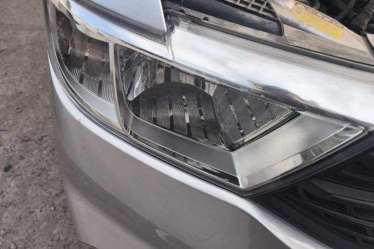Used Wuling Hongguang V 2021 1.5L Jingqu Edition Enclosed-Window Vehicle LAR Right Front Headlight