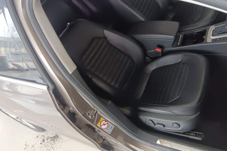 Used Volkswagen Magotan 2013 1.8TSI Luxury Model Right Front Seat